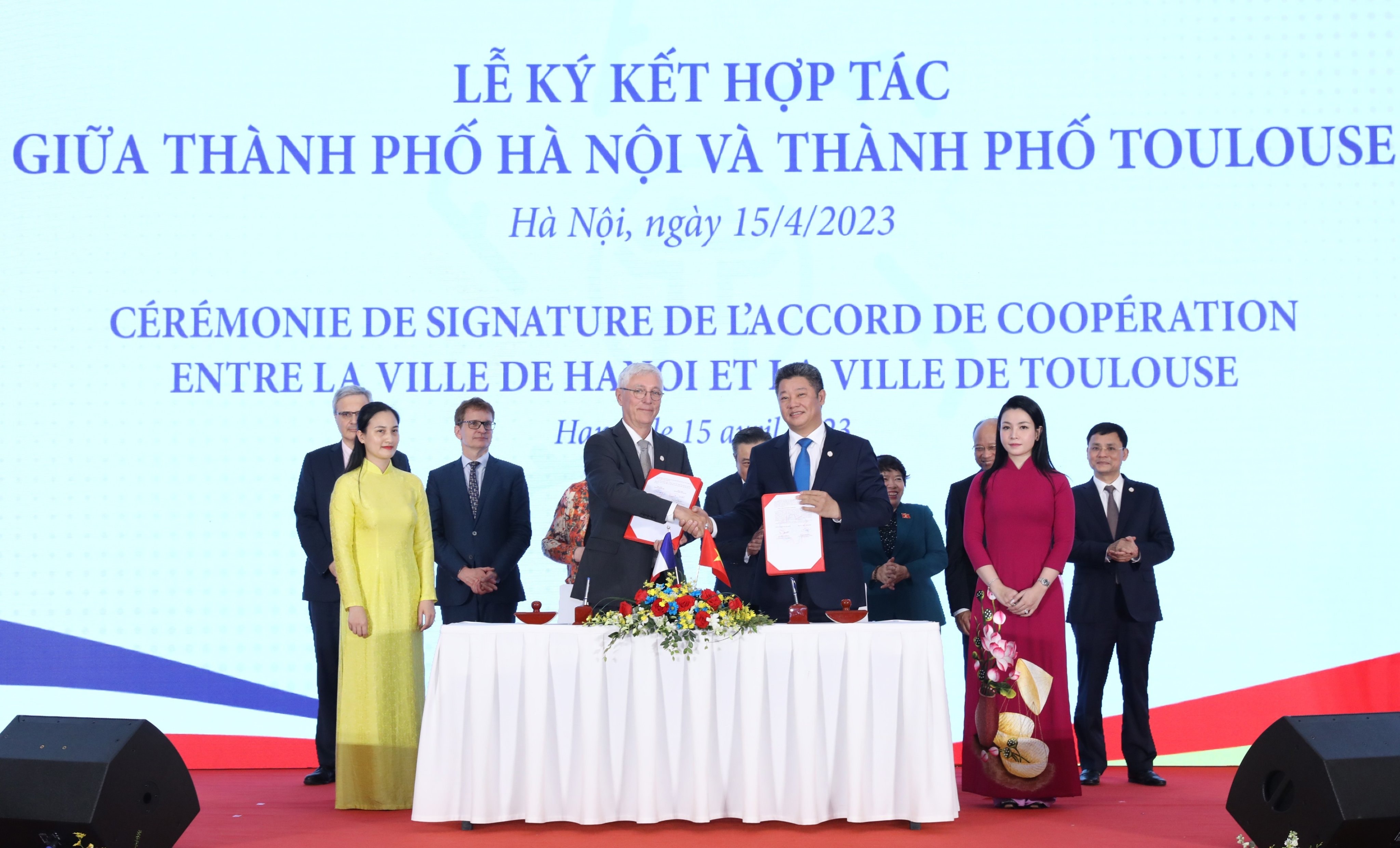 Phó Chủ tịch UBND TP. Hà Nội Nguyễn Mạnh Quyền và đại diện Chính quyền TP. Toulouse ký thỏa thuận hợp tác